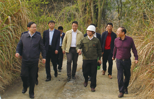 ?時(shí)任贛州市委常委、副市長劉文華等一行調(diào)研我司龍南縣稀土礦山尾水收集治理項(xiàng)目