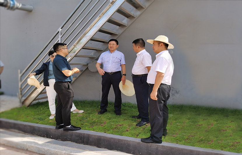 江西省生態(tài)環(huán)境廳副廳長級生態(tài)環(huán)境監(jiān)察專員、贛南專員辦主任喻子水一行蒞臨挺進(jìn)環(huán)保和樂新村項(xiàng)目點(diǎn)視察調(diào)研